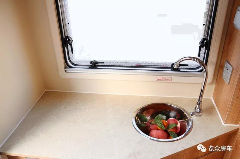 超大床還是國六汽油四驅房車,選它沒錯 超大床還是國六汽油四驅房車,選它沒錯