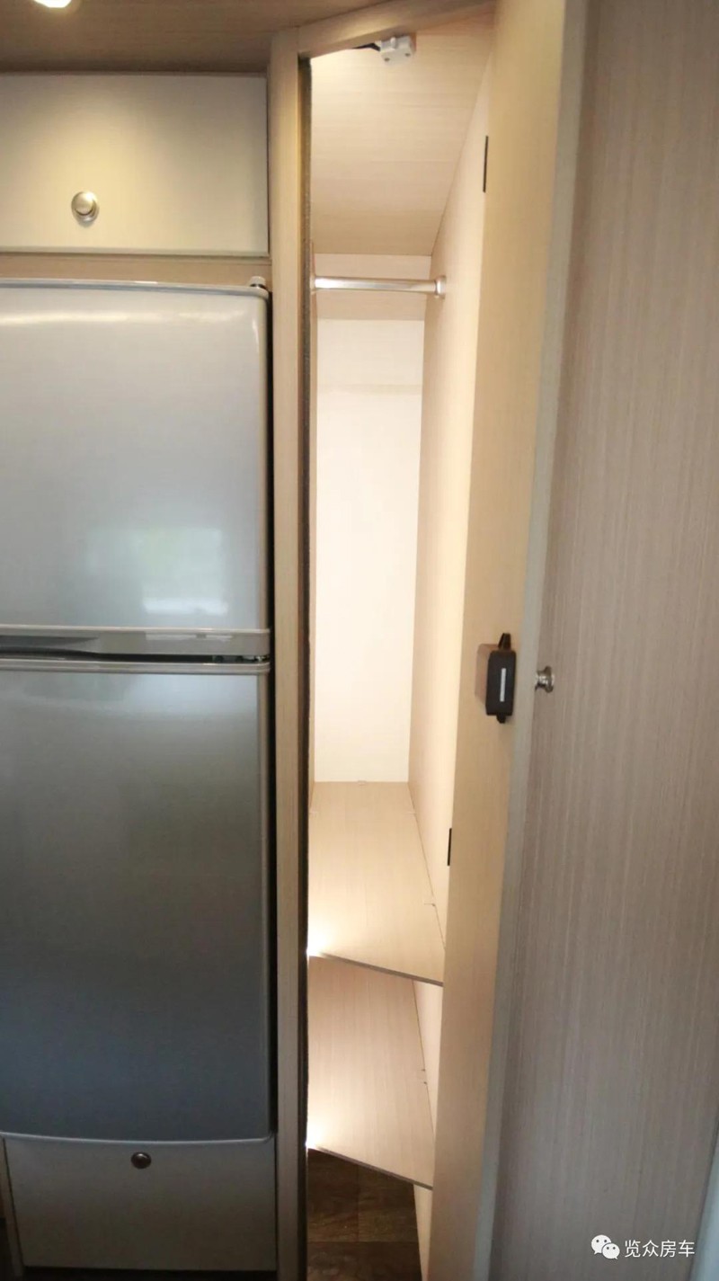 兩張雙人床,使用還方便的房車 兩張雙人床,使用還方便的房車