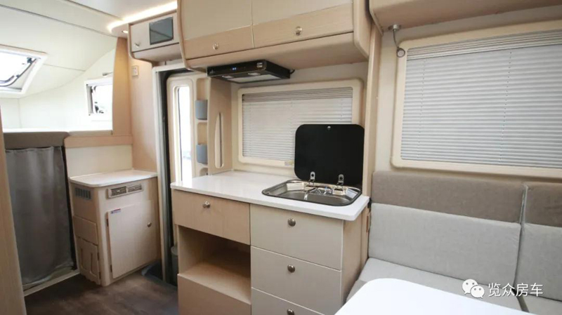 兩張雙人床,使用還方便的房車 兩張雙人床,使用還方便的房車