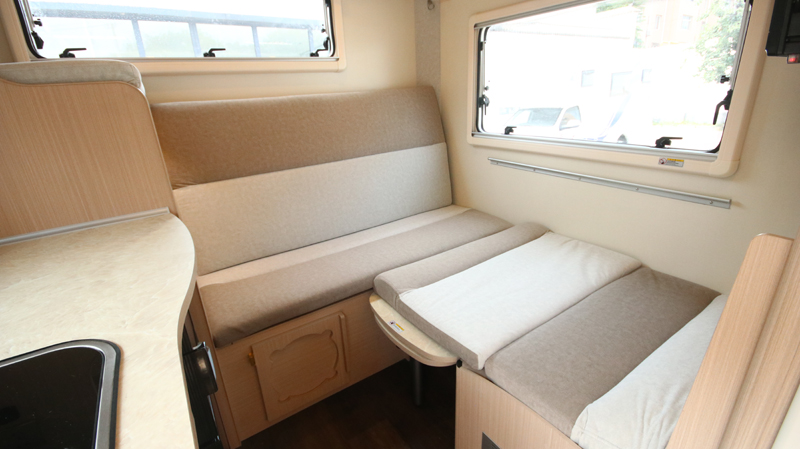 上下鋪床的房車(chē)，空間利用真合適