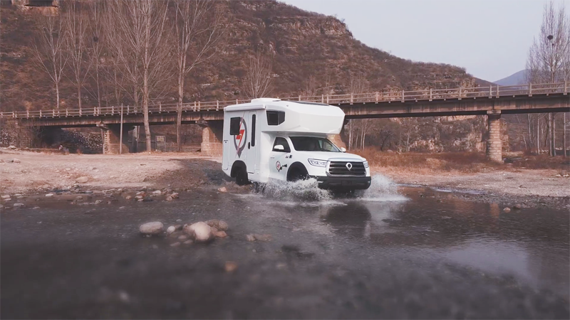 極致動力、四驅越野，樣樣都強，就是這款房車